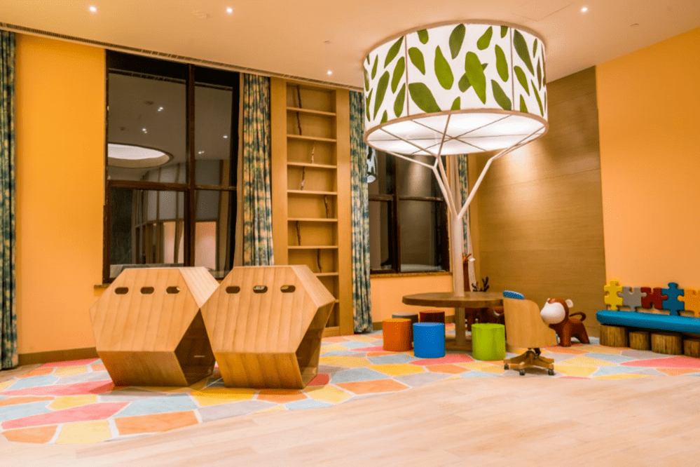 皇冠代理登1,2,3_【长白山温泉皇冠假日酒店】¥2299起抢3天2晚套餐皇冠代理登1,2,3,园景高级房1间2晚连住+次日2大1小自助早餐+聚龙火山温泉+3小时滑雪体验