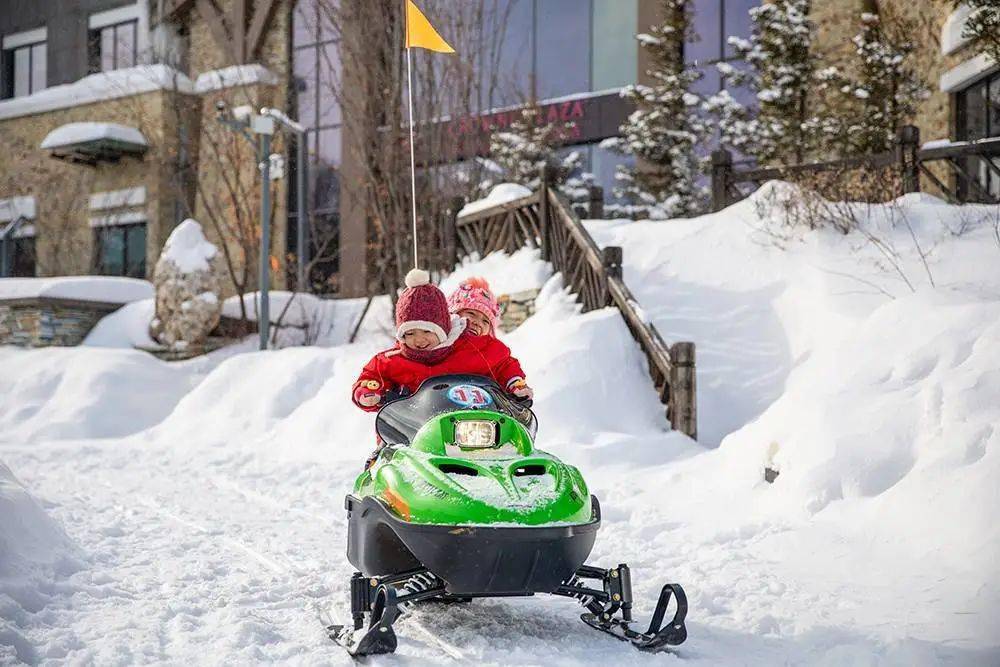 皇冠代理登1,2,3_【长白山温泉皇冠假日酒店】¥2299起抢3天2晚套餐皇冠代理登1,2,3,园景高级房1间2晚连住+次日2大1小自助早餐+聚龙火山温泉+3小时滑雪体验