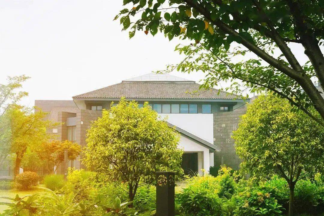 皇冠代理登1,2,3_【湖州皇冠假日酒店】¥999抢3天2晚套餐皇冠代理登1,2,3,含高级房2间夜+2大2小自助早餐/间夜+自助晚餐66折券1份+湿地公园萌宠玩赏等~