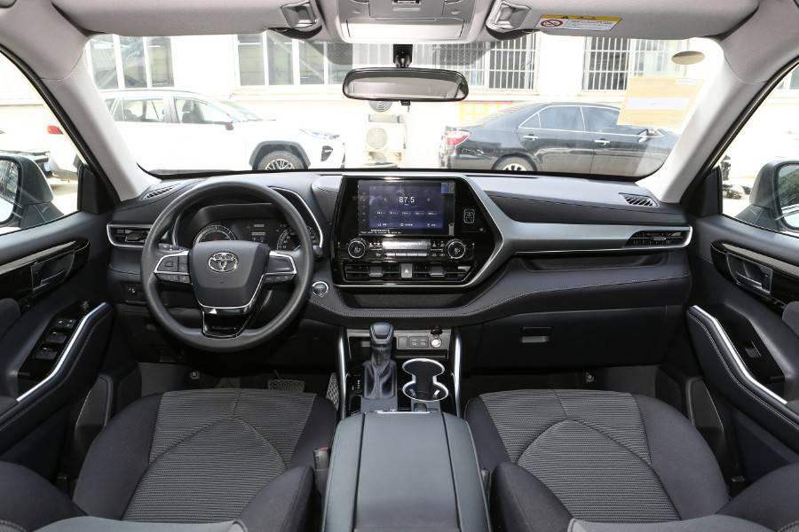 世界杯皇冠平台_相同平台细节略有不同世界杯皇冠平台,丰田汉兰达对比皇冠陆放,谁更值得选