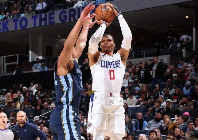 皇冠信用网登3_航母北伐!快船生擒灰熊3连胜皇冠信用网登3,乔治横刀立马,登卡划桨