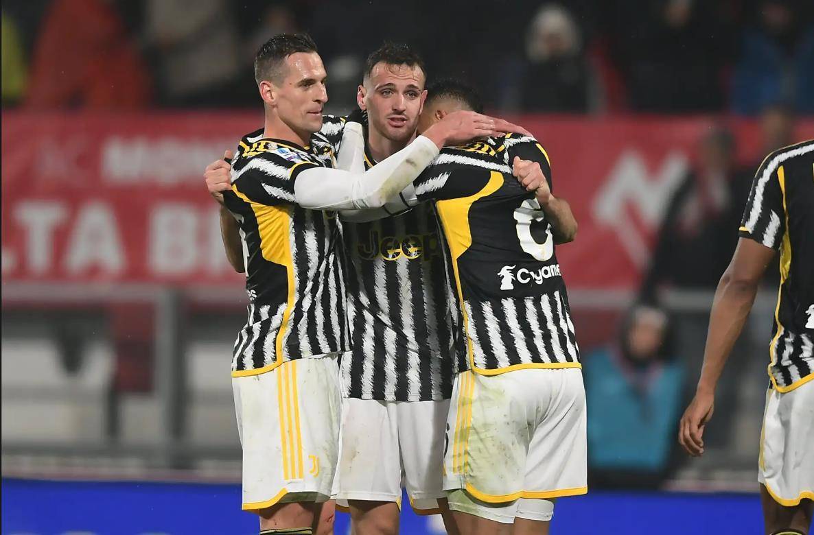 皇冠信用网登0_0-1皇冠信用网登0,4-0!足坛悲喜夜!拜仁爆冷,皇马逆转巴萨绝杀,尤文登榜首