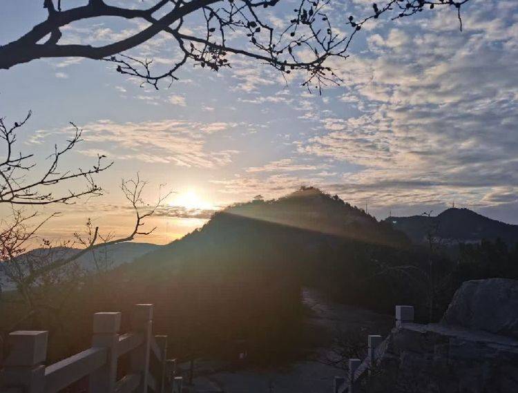 皇冠登一登二登三区别_七律 登千佛山感怀(外二首)