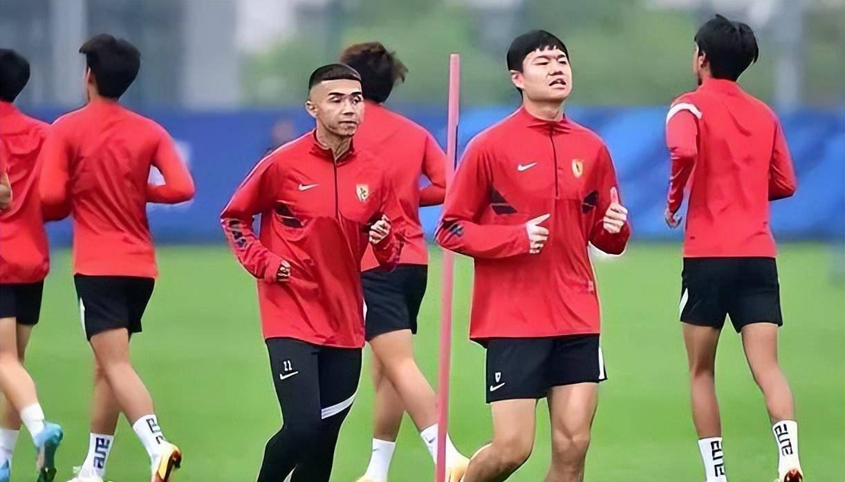 德国乙组联赛_郑智携手中方教练组亮相德国联赛德国乙组联赛,拜访大牌名帅克劳琛,引发热议