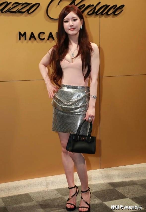 法甲在哪里看直播_港媒镜头下的赵露思生图法甲在哪里看直播,赵露思生日直播在哪里看