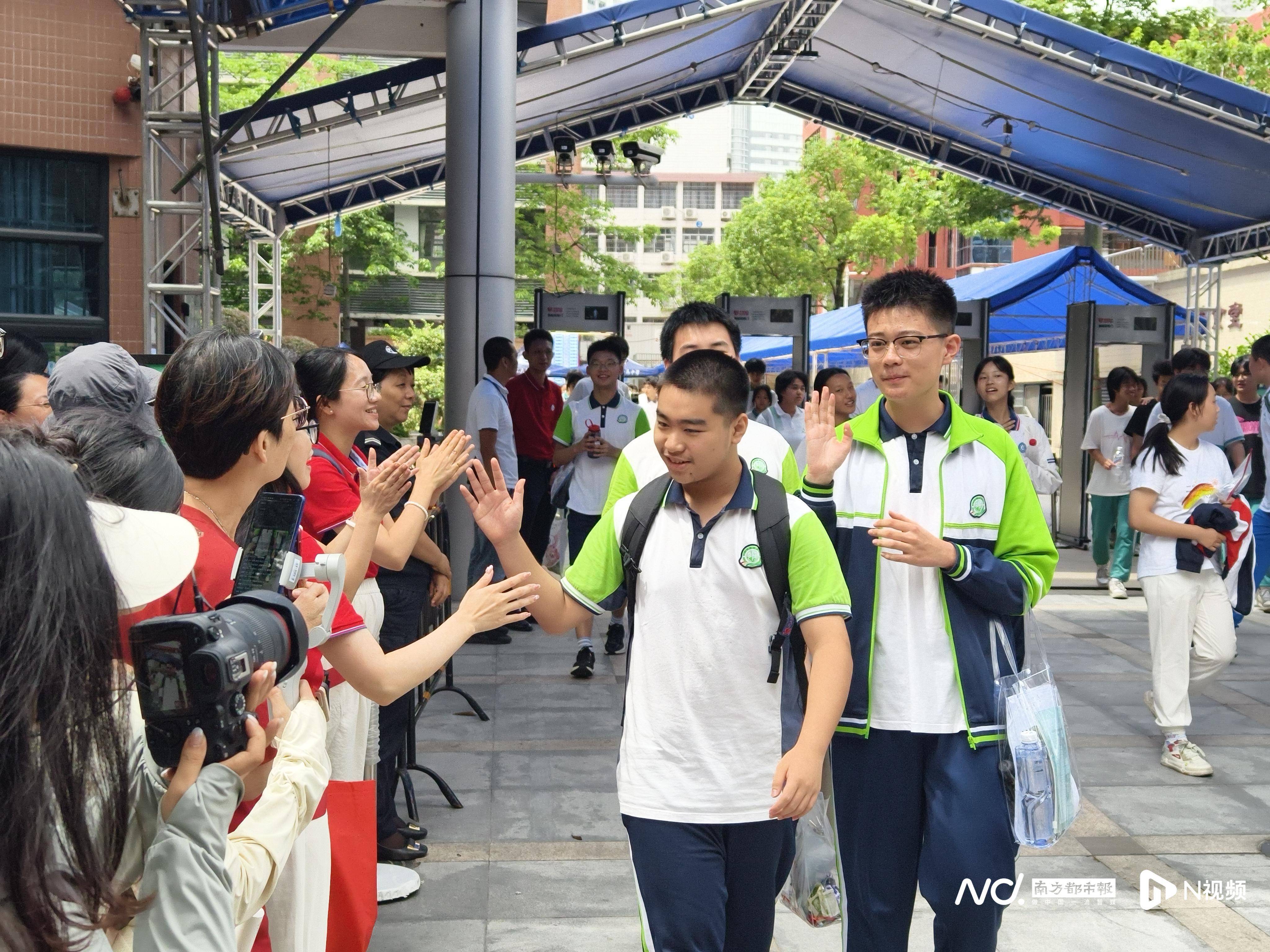 欧洲杯足球_中考收官!送欧洲杯足球、带上手幅欧洲杯足球,家长花式接考