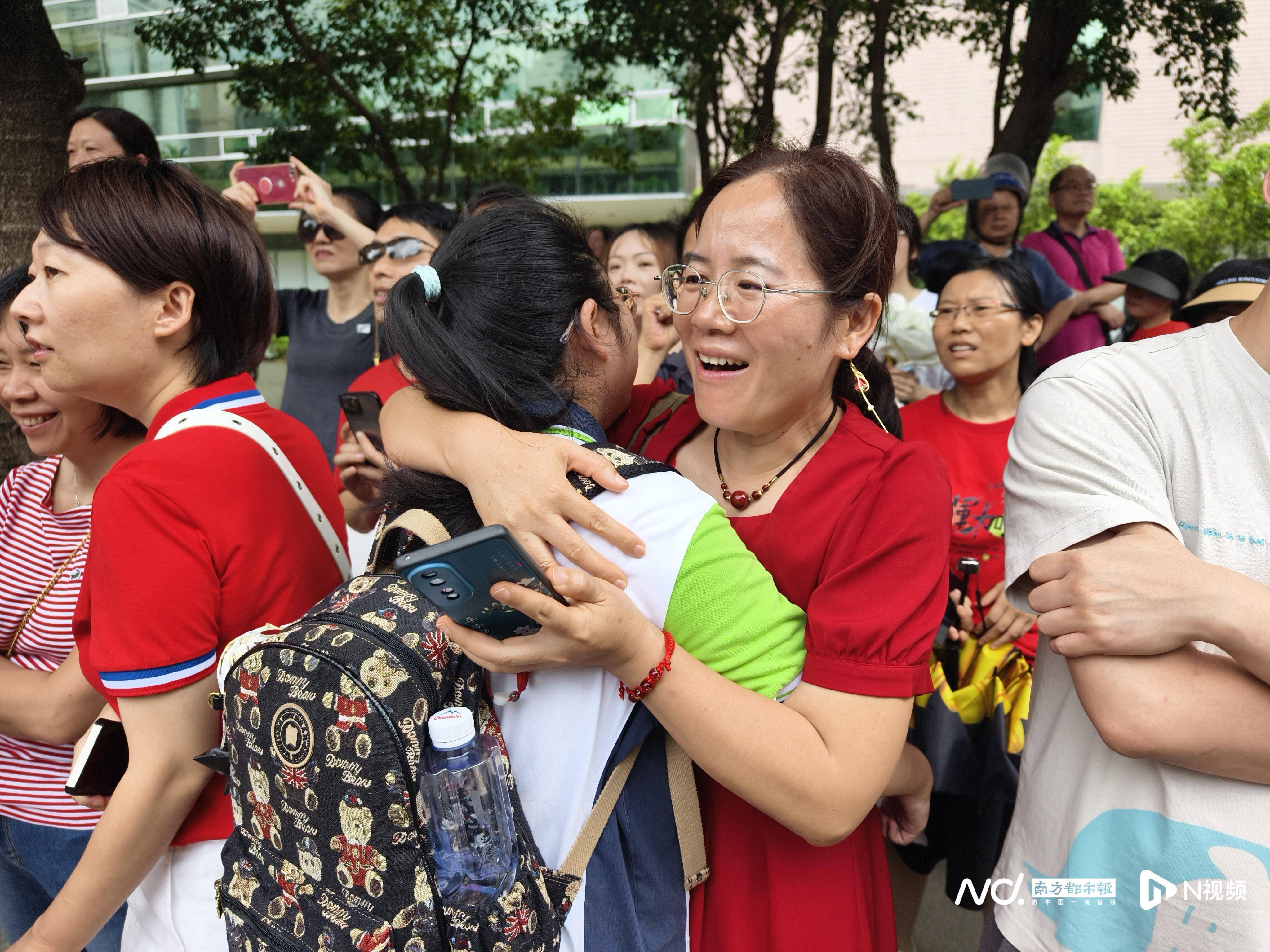 欧洲杯足球_中考收官!送欧洲杯足球、带上手幅欧洲杯足球,家长花式接考