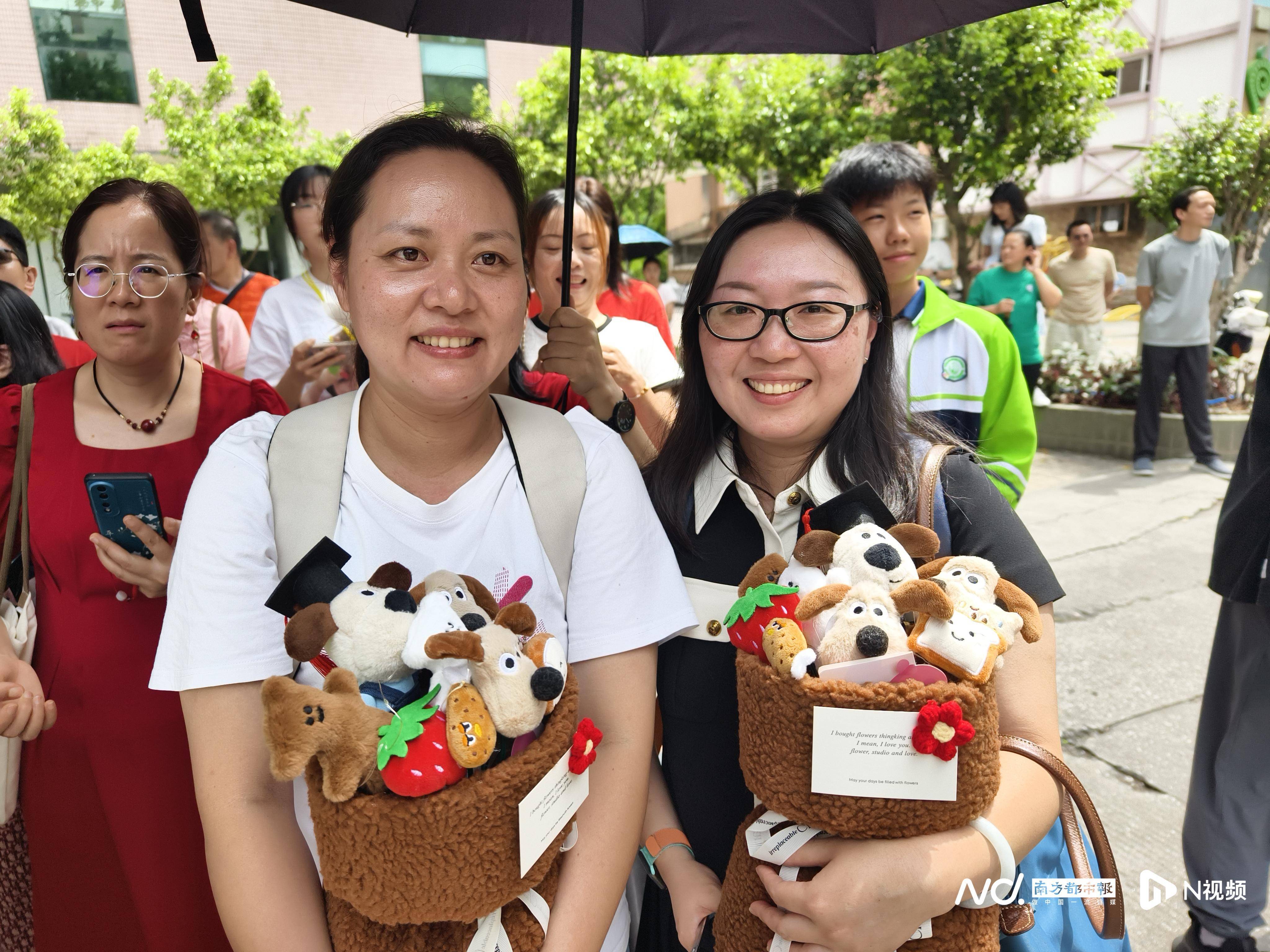 欧洲杯足球_中考收官!送欧洲杯足球、带上手幅欧洲杯足球,家长花式接考