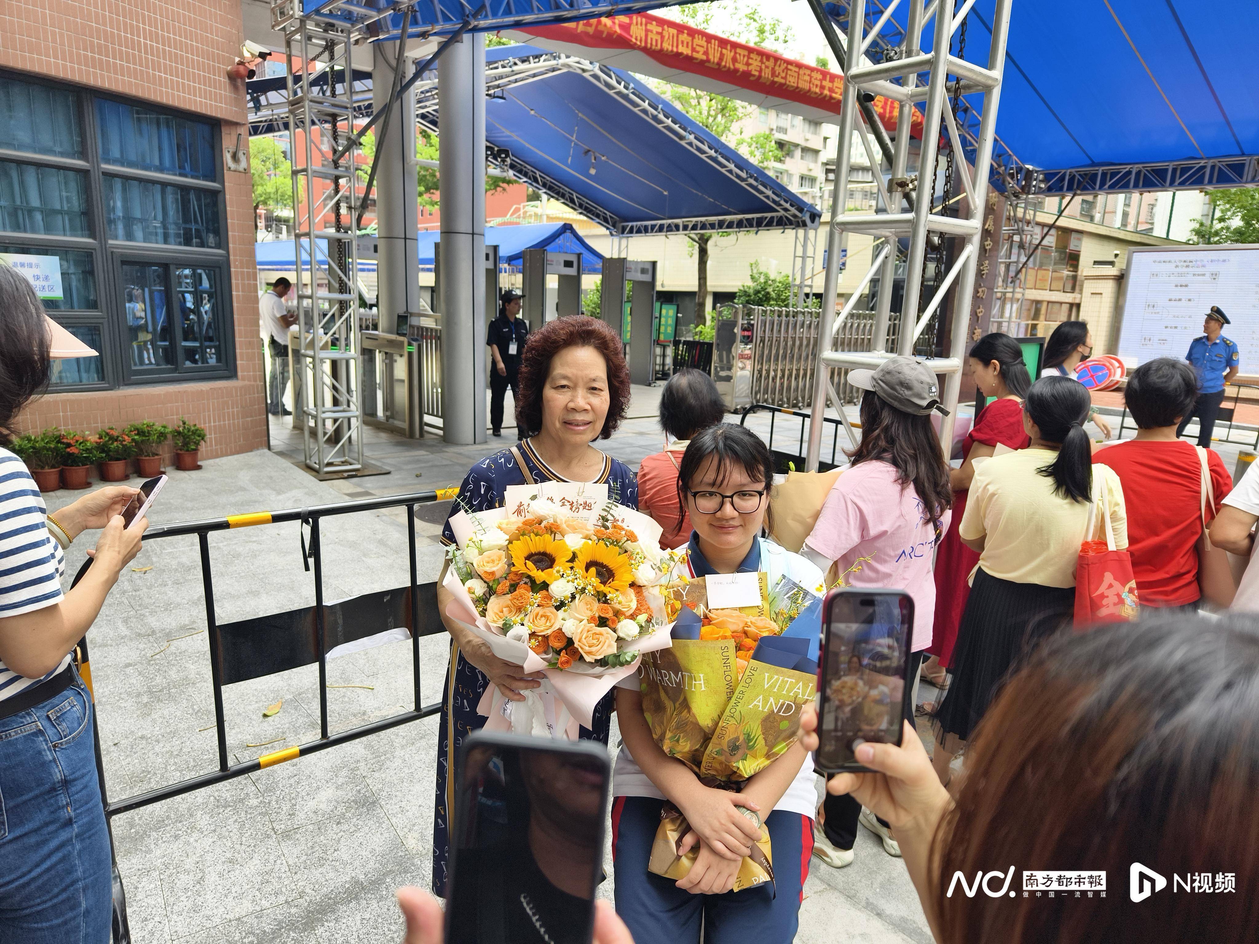 欧洲杯足球_中考收官!送欧洲杯足球、带上手幅欧洲杯足球,家长花式接考