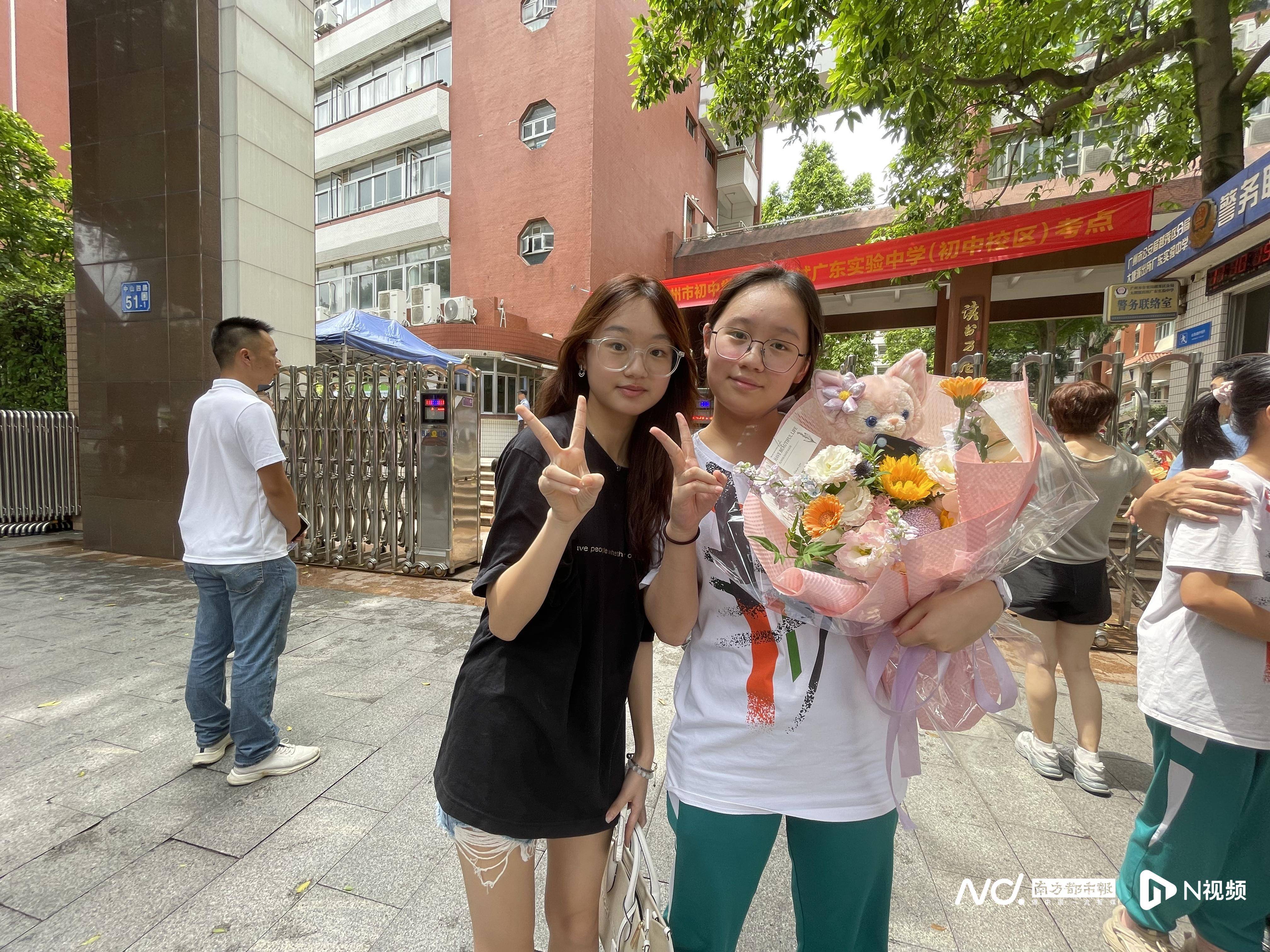 欧洲杯足球_中考收官!送欧洲杯足球、带上手幅欧洲杯足球,家长花式接考