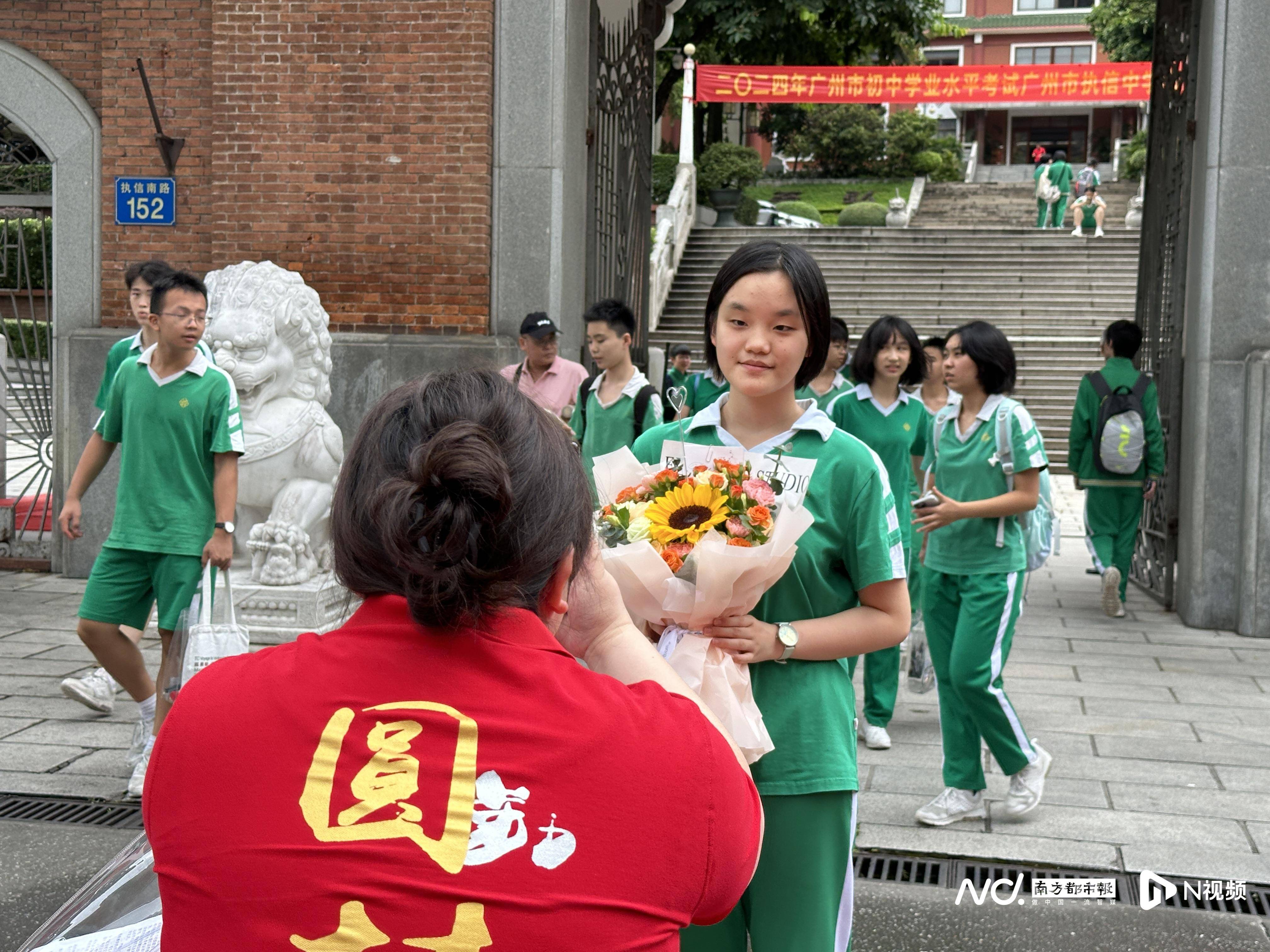 欧洲杯足球_中考收官!送欧洲杯足球、带上手幅欧洲杯足球,家长花式接考