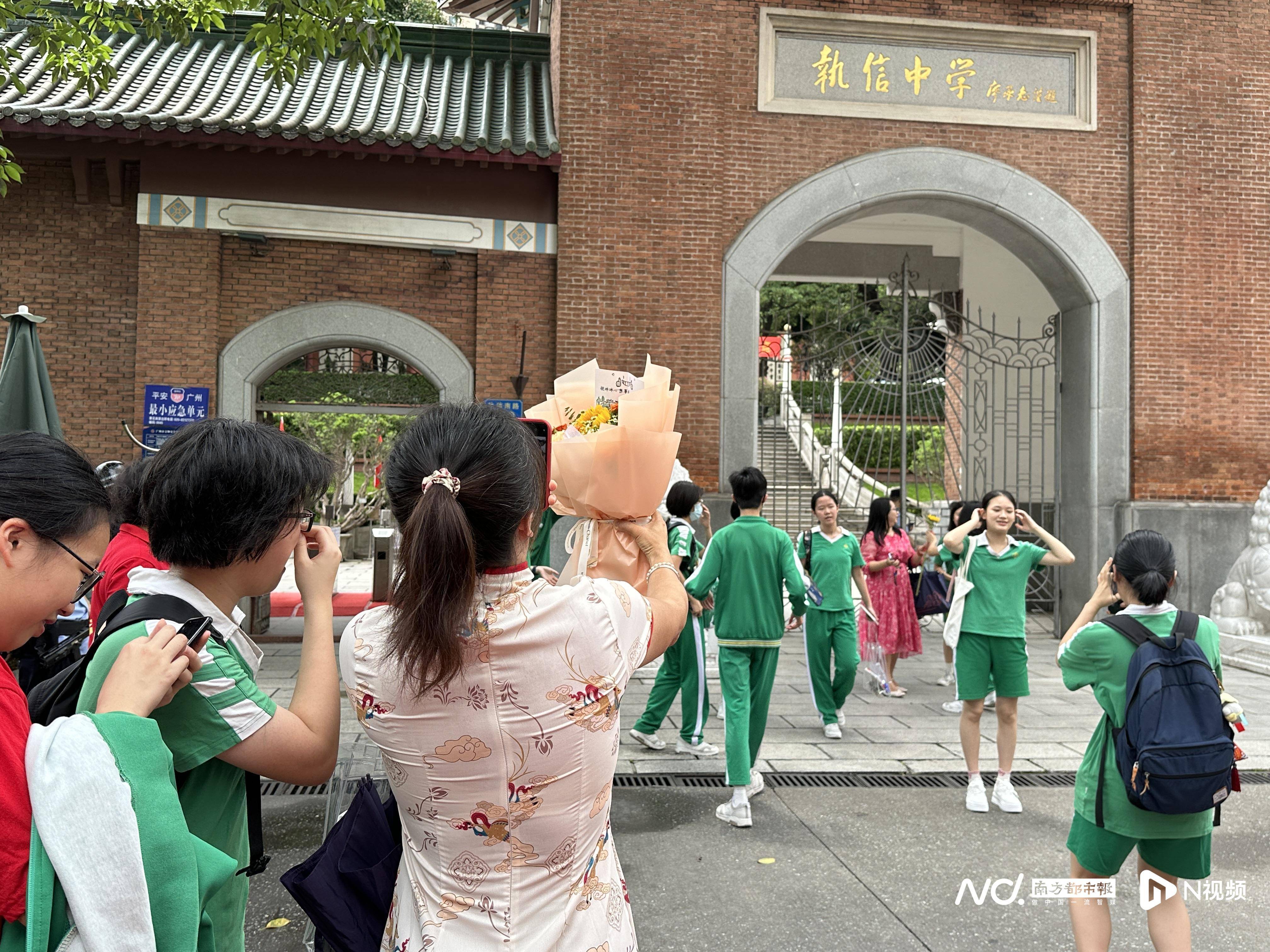 欧洲杯足球_中考收官!送欧洲杯足球、带上手幅欧洲杯足球,家长花式接考