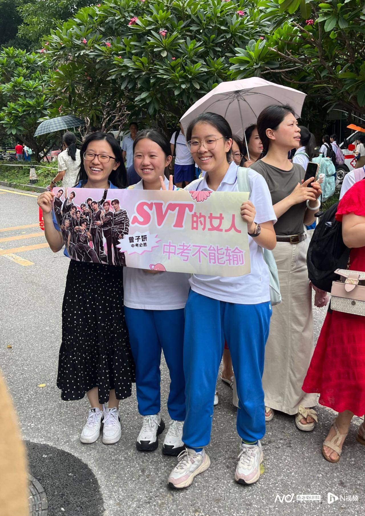 欧洲杯足球_中考收官!送欧洲杯足球、带上手幅欧洲杯足球,家长花式接考