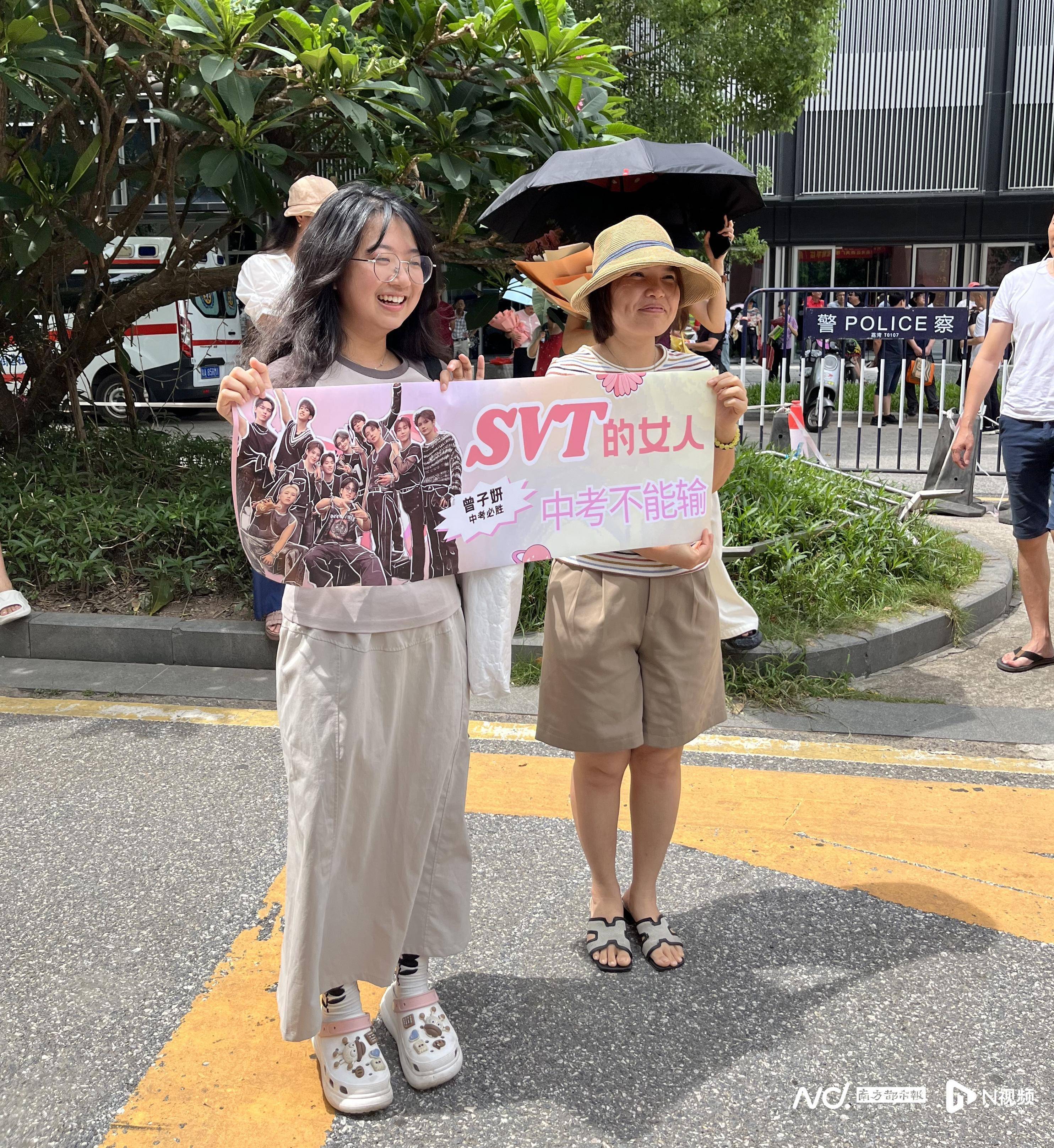 欧洲杯足球_中考收官!送欧洲杯足球、带上手幅欧洲杯足球,家长花式接考