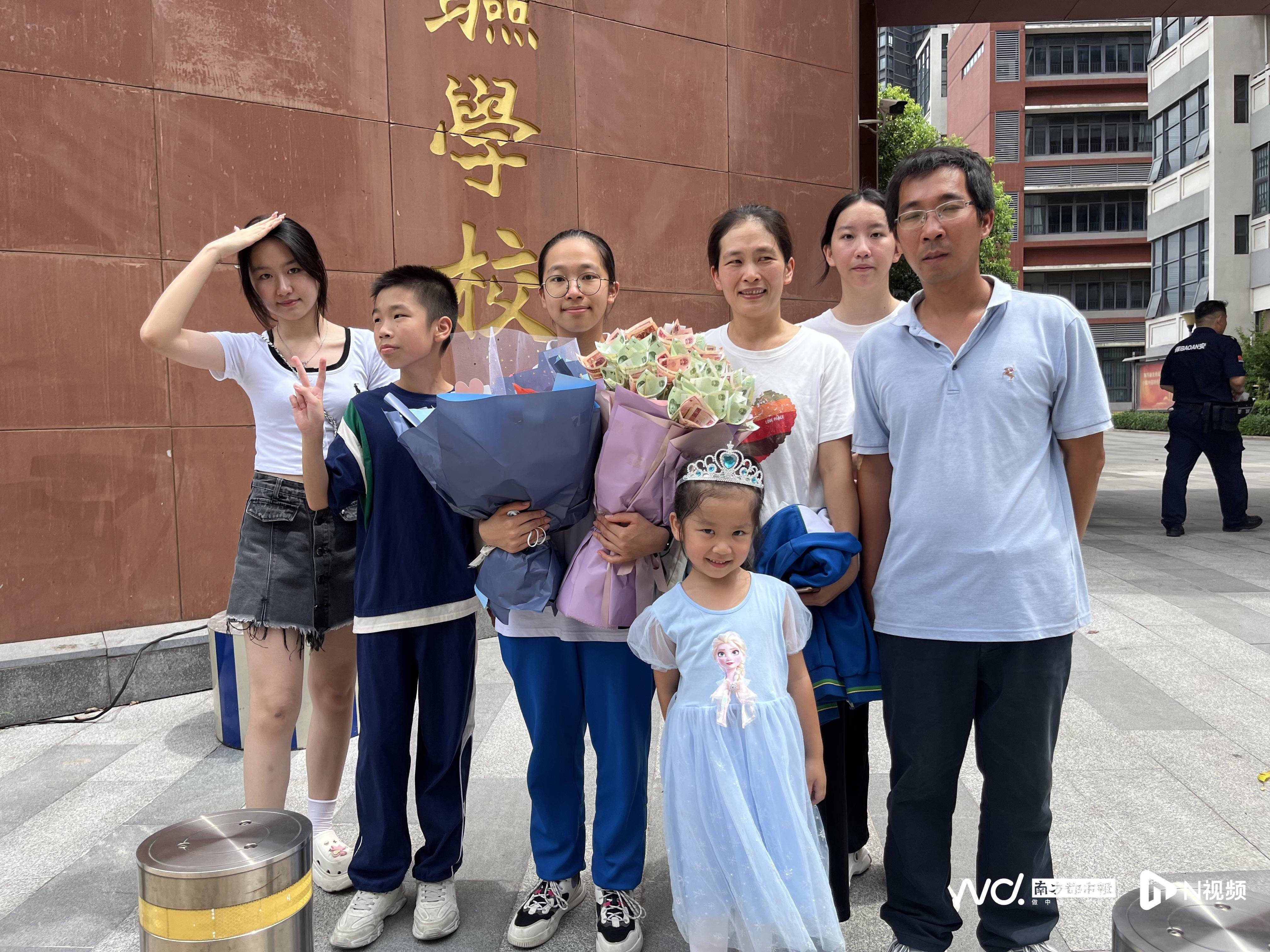 欧洲杯足球_中考收官!送欧洲杯足球、带上手幅欧洲杯足球,家长花式接考