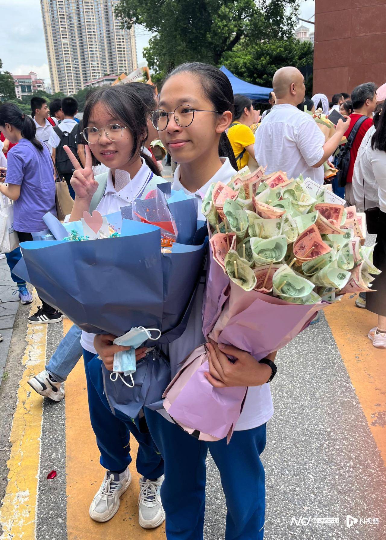 欧洲杯足球_中考收官!送欧洲杯足球、带上手幅欧洲杯足球,家长花式接考