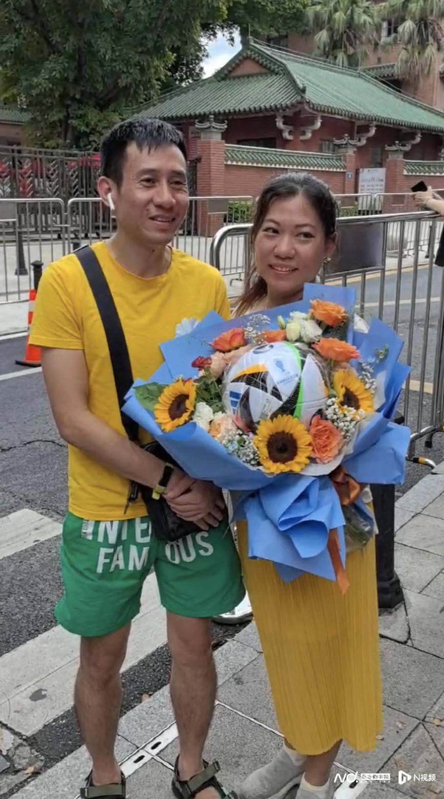 欧洲杯足球_中考收官!送欧洲杯足球、带上手幅欧洲杯足球,家长花式接考