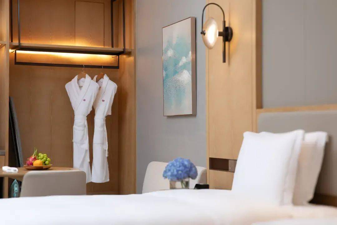 皇冠代理登1,2,3_【舟山海景皇冠假日酒店】3天2晚¥1399起套餐皇冠代理登1,2,3,含高级房1间2晚连住+每间夜双早+入住当日免费迷你吧等~