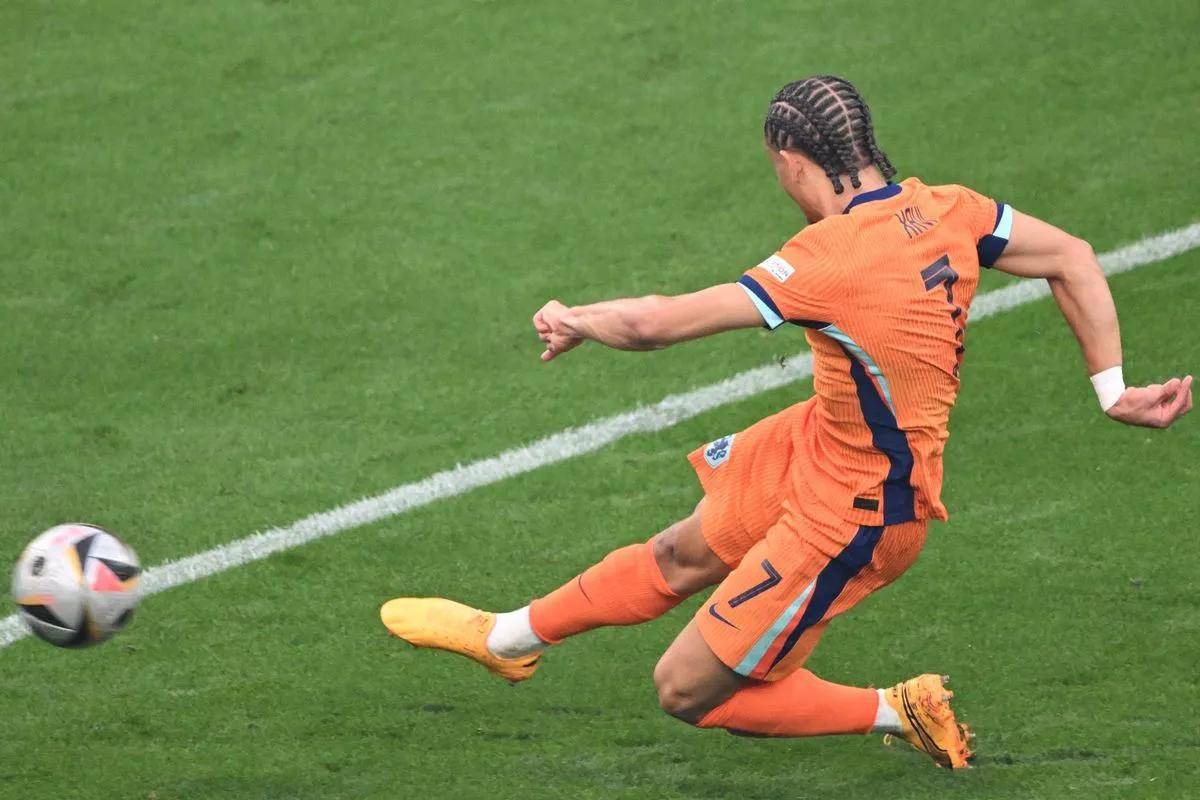 皇冠登1登2登3出租_2-1!欧洲杯绝杀书写传奇:西蒙斯抢眼皇冠登1登2登3出租,赖斯梦游,福登超神