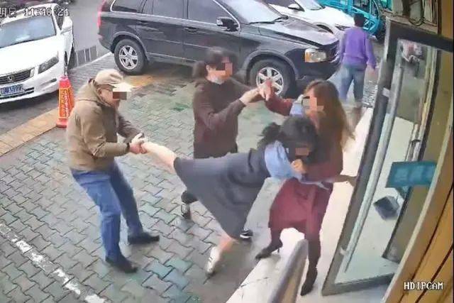 怎么开皇冠信用网_退休公职人员因停车纠纷暴力伤人?警方通报:伤者被打成轻伤一级怎么开皇冠信用网,两人行拘