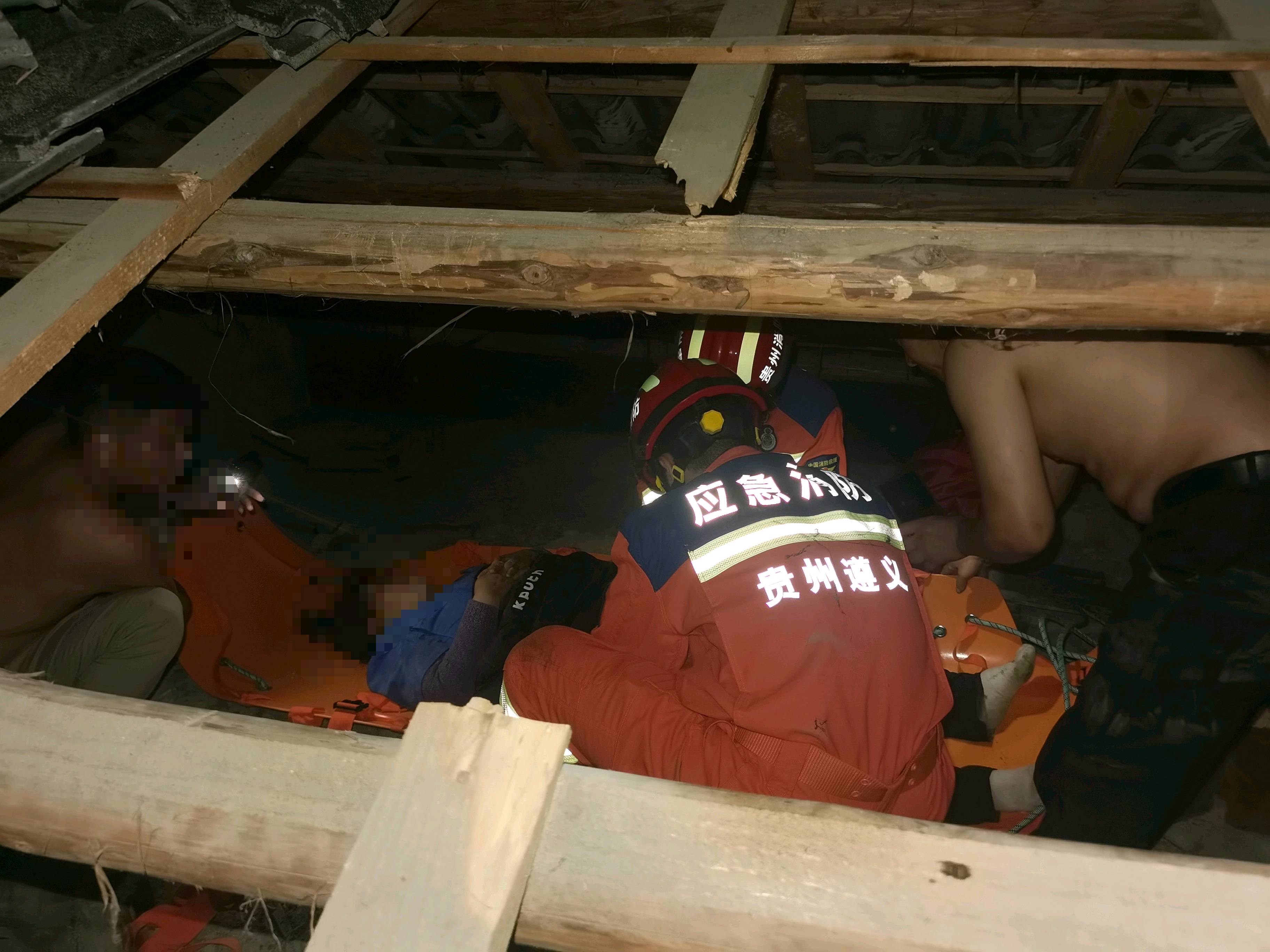 足球比赛外围买球网站_醉酒女子不慎从6楼跌落足球比赛外围买球网站,贵州遵义消防成功营救