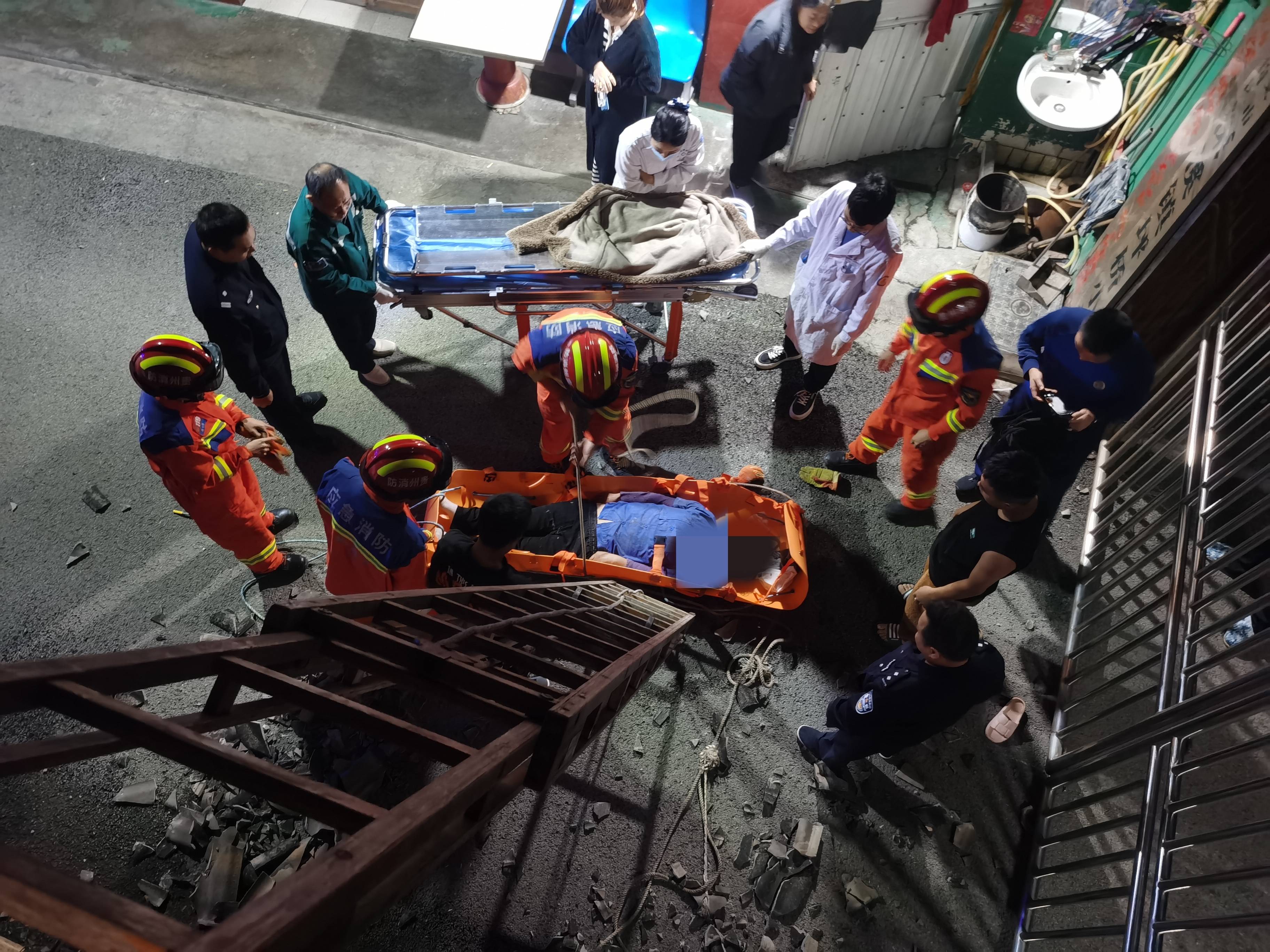 足球比赛外围买球网站_醉酒女子不慎从6楼跌落足球比赛外围买球网站,贵州遵义消防成功营救