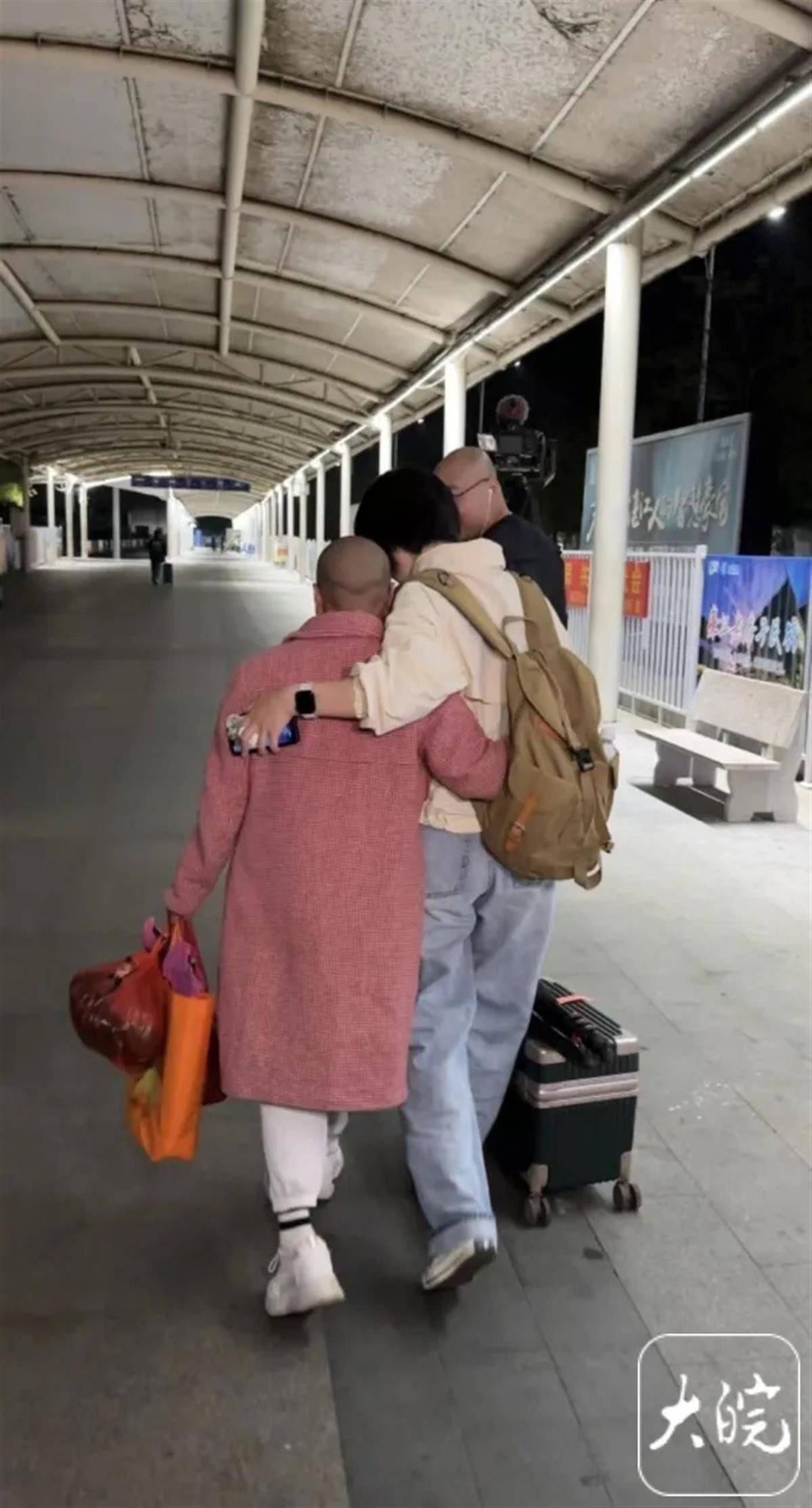 怎么弄皇冠信用_姐姐为亡弟追凶26年:雪天蹲守冻到手裂怎么弄皇冠信用,确认嫌犯后气得舌头咬出血又咽下