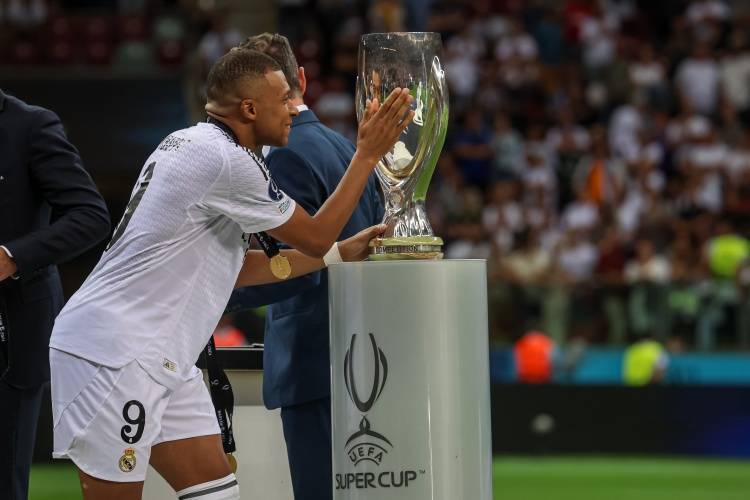 足球外围买球网站_队报:姆巴佩告诫母亲和皇马谈判时别太在意钱和战术问题