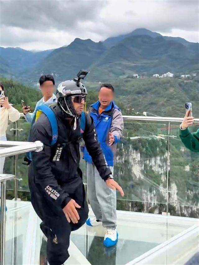 皇冠信用平台出租出售_视频疯传!外国男子云南跳伞开伞失败皇冠信用平台出租出售,急速坠落?景区澄清:视频不完整,开伞成功了