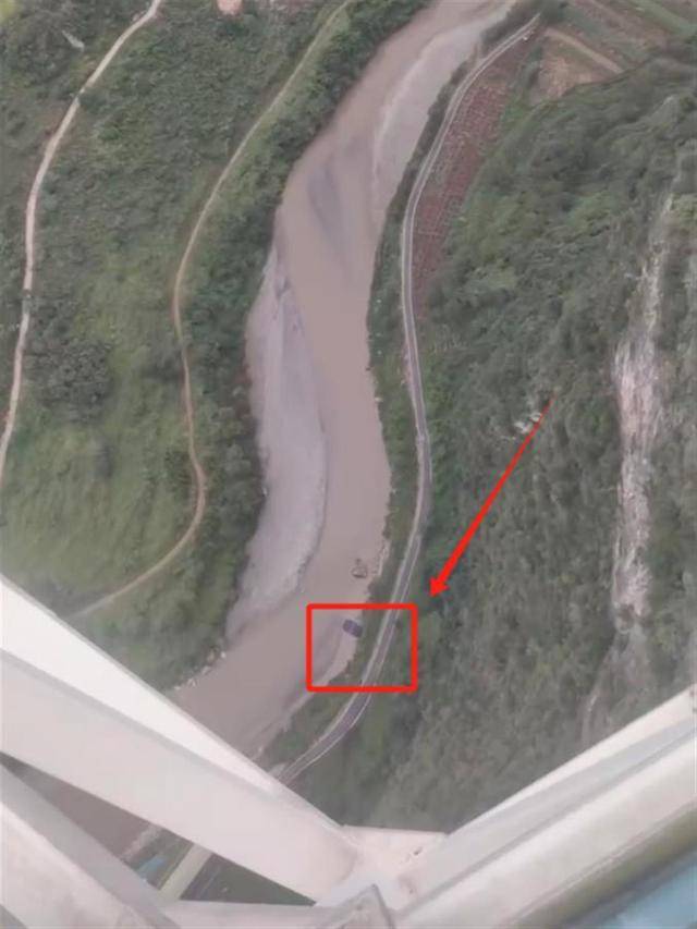 皇冠信用平台出租出售_视频疯传!外国男子云南跳伞开伞失败皇冠信用平台出租出售,急速坠落?景区澄清:视频不完整,开伞成功了