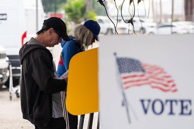 皇冠信用盘开户_美民调:哈里斯在关键“摇摆州”以微弱优势领先特朗普