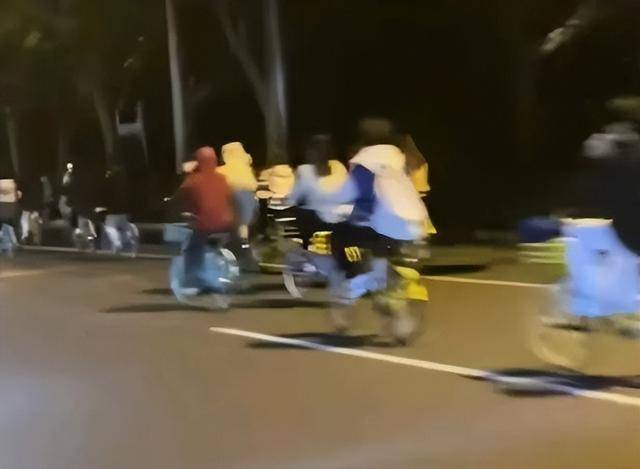 皇冠登1登2登3出租_郑州大学生“夜袭”开封 网友:“青春”在这一刻具象化