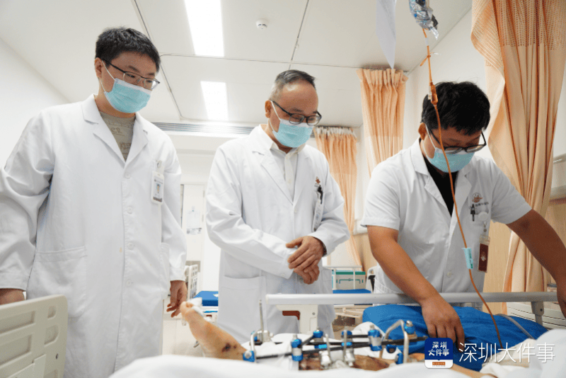 皇冠信用網哪里申请_失血过半!深圳男子被三四百斤模具砸到皇冠信用網哪里申请,医生全力抢救