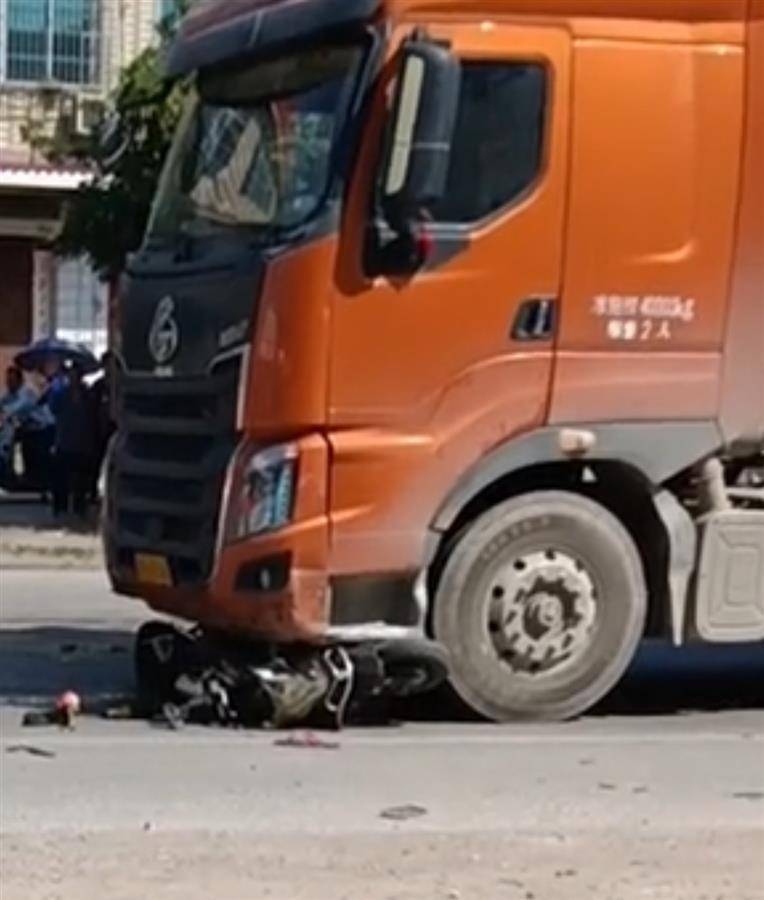 信用网怎么开户_广西贵港一大货车与电动车相撞信用网怎么开户,殡仪馆称曾到场接遗体