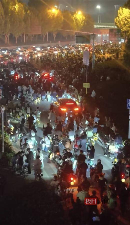 皇冠代理登1租用_郑州东四环、郑开大道严重拥堵皇冠代理登1租用,部分路段被“骑行大军”完全占据,交警:注意绕行