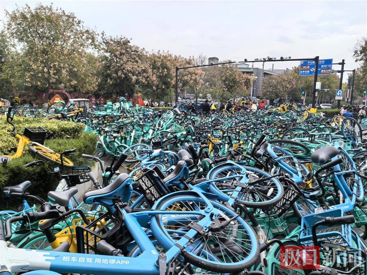 皇冠信用网开通_开封大梁门被共享单车包围皇冠信用网开通,当地调集各部门车辆转移