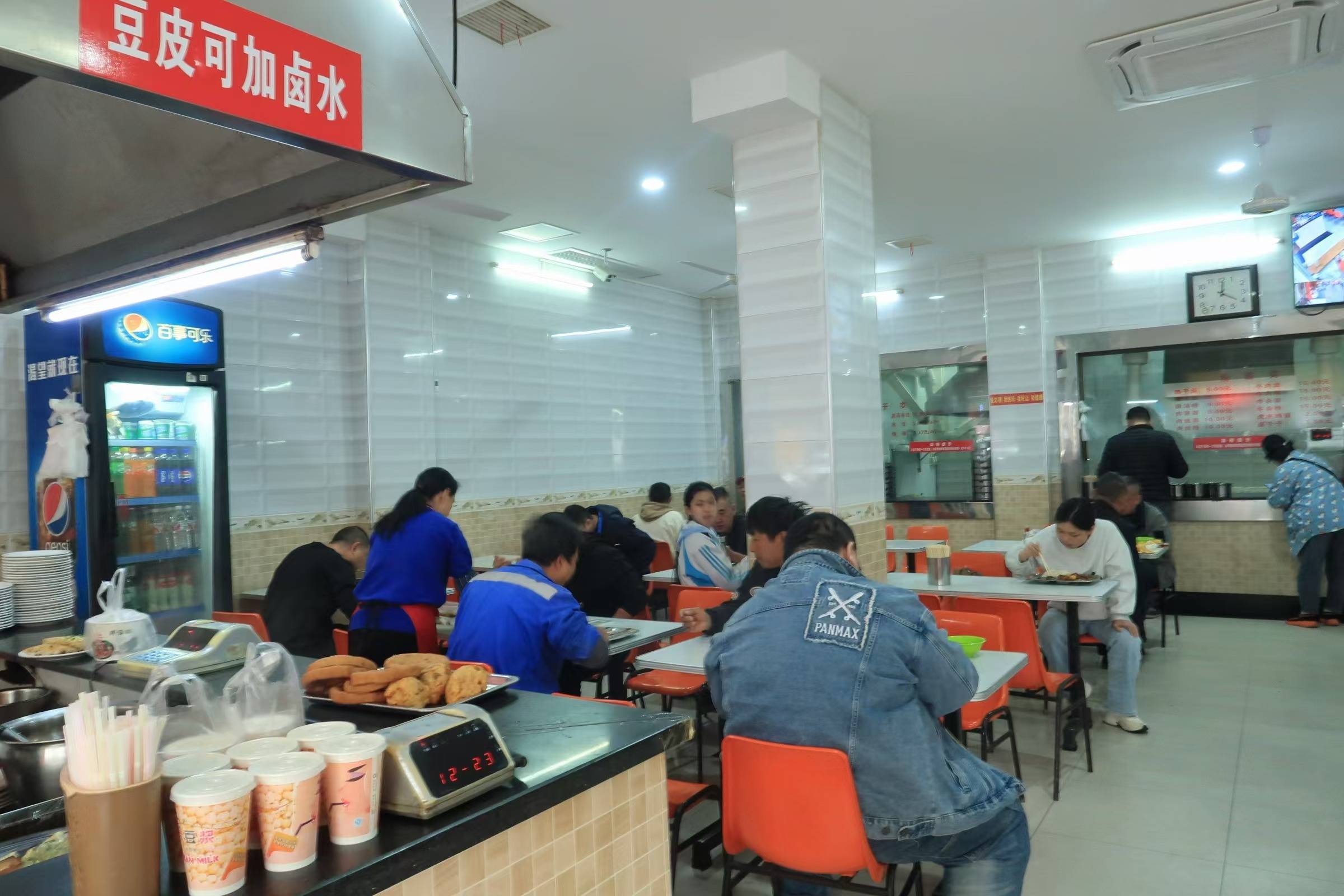 皇冠信用网去哪里弄_武汉一小吃店贴出“免费吃饱”告示皇冠信用网去哪里弄,店主:有困难就来,不用不好意思