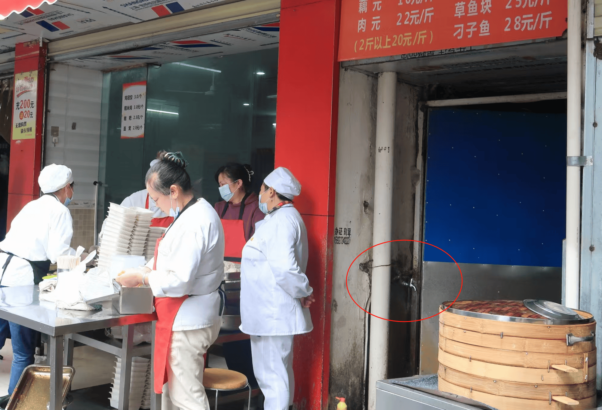 皇冠信用网去哪里弄_武汉一小吃店贴出“免费吃饱”告示皇冠信用网去哪里弄,店主:有困难就来,不用不好意思