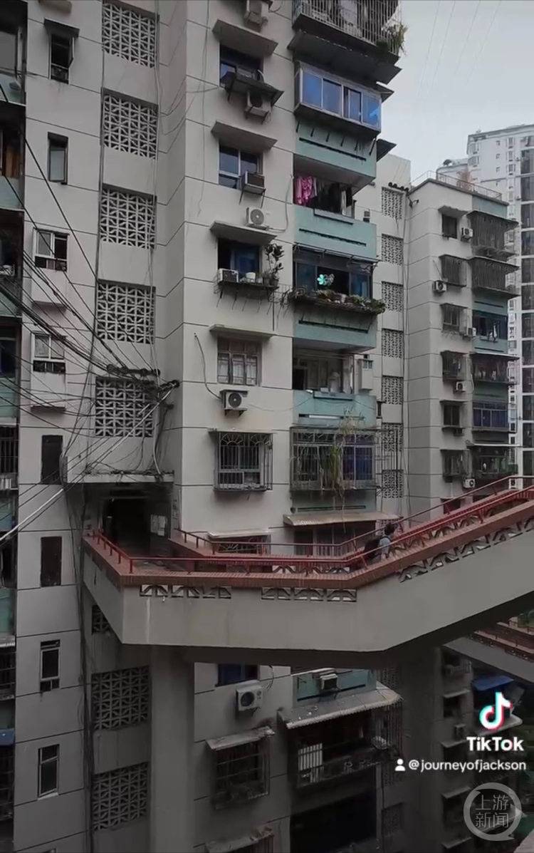 皇冠信用网怎么租_重庆小哥把“上班之路”发到网上皇冠信用网怎么租,全世界网友惊呆了!