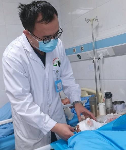 皇冠信用網代理申请_争分夺秒皇冠信用網代理申请!乌鲁木齐、喀什两地多方联动救助断臂男子