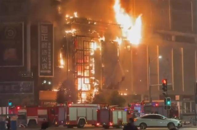 皇冠信用登2代理_成都一商场凌晨起火皇冠信用登2代理,记者现场实探:户外广告牌着火,部分商铺暂停营业