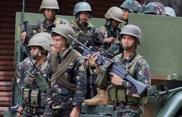 皇冠信用网登2登3_一批菲军冲上岸皇冠信用网登2登3,对解放军“亮刀子”,中方抓紧填海,才是硬道理