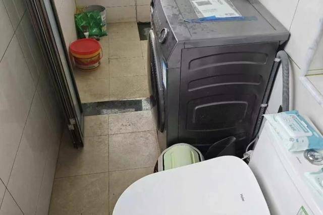 皇冠信用平台出租出售_海淀一居民阳台屋顶频繁漏水皇冠信用平台出租出售,竟是楼上把阳台改成了卫生间