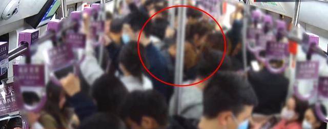 皇冠信用网在线注册_北京地铁一男子对女乘客下手皇冠信用网在线注册,被抓后下跪求原谅……拘!