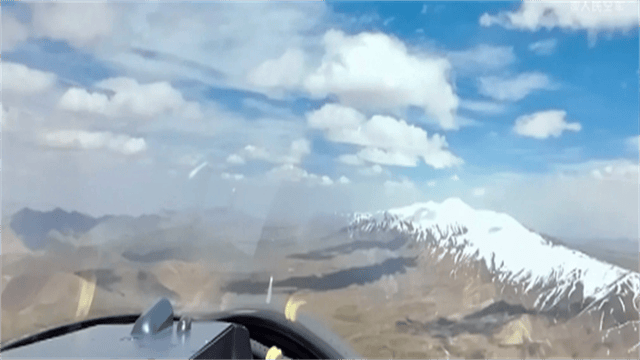 皇冠注册平台_歼20一飞冲天皇冠注册平台,弹仓打开,导弹飞射而出,精准击落目标