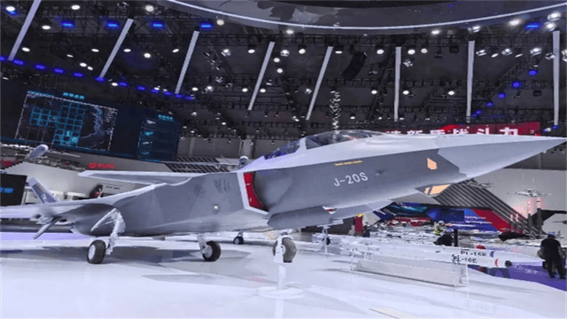 皇冠注册平台_歼20一飞冲天皇冠注册平台,弹仓打开,导弹飞射而出,精准击落目标