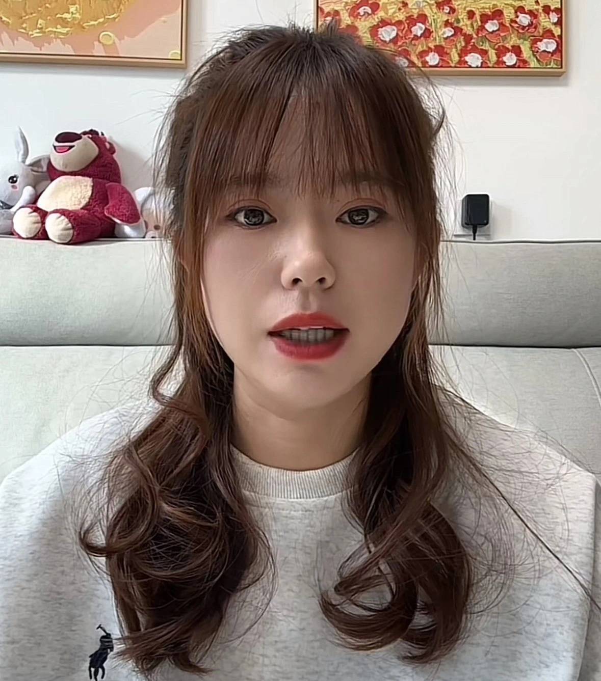 皇冠信用網正网_老师给学生戴“小蜜蜂”引争议皇冠信用網正网,教育局:属于丑化学生,不允许发相关视频