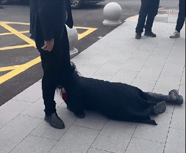 皇冠信用盘登2代理_江苏一女子替丈夫讨要18万欠薪皇冠信用盘登2代理,匍匐在地抱住公司男子腿痛哭,当地派出所介入调查