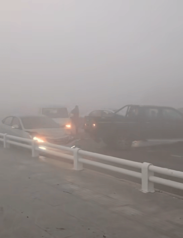 皇冠信用网怎么申请_辽宁盘锦一大桥多车连环相撞皇冠信用网怎么申请,现场有人倒地不起,交警:大雾造成,伤者已送医