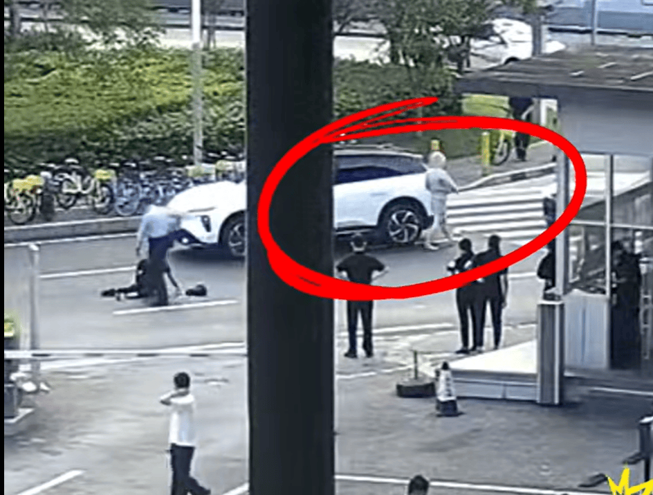 皇冠信用網代理申条件_深圳女车主斑马线撞人皇冠信用網代理申条件,“把被撞者早餐一脚踢飞”